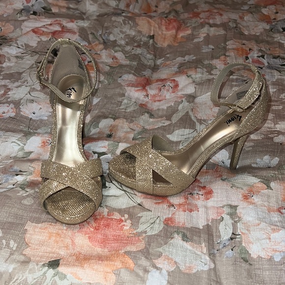 Escarpins Fioni à Bride Haute - Or, Taille 7.5 US (39.5 EU), Talon 3-3/4", Occasion